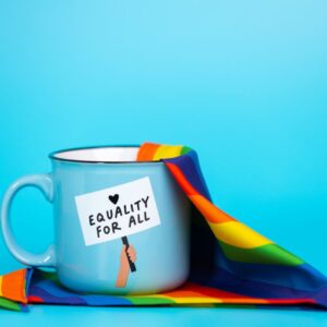 Bild på en mugg som det står "Equality for all" på.