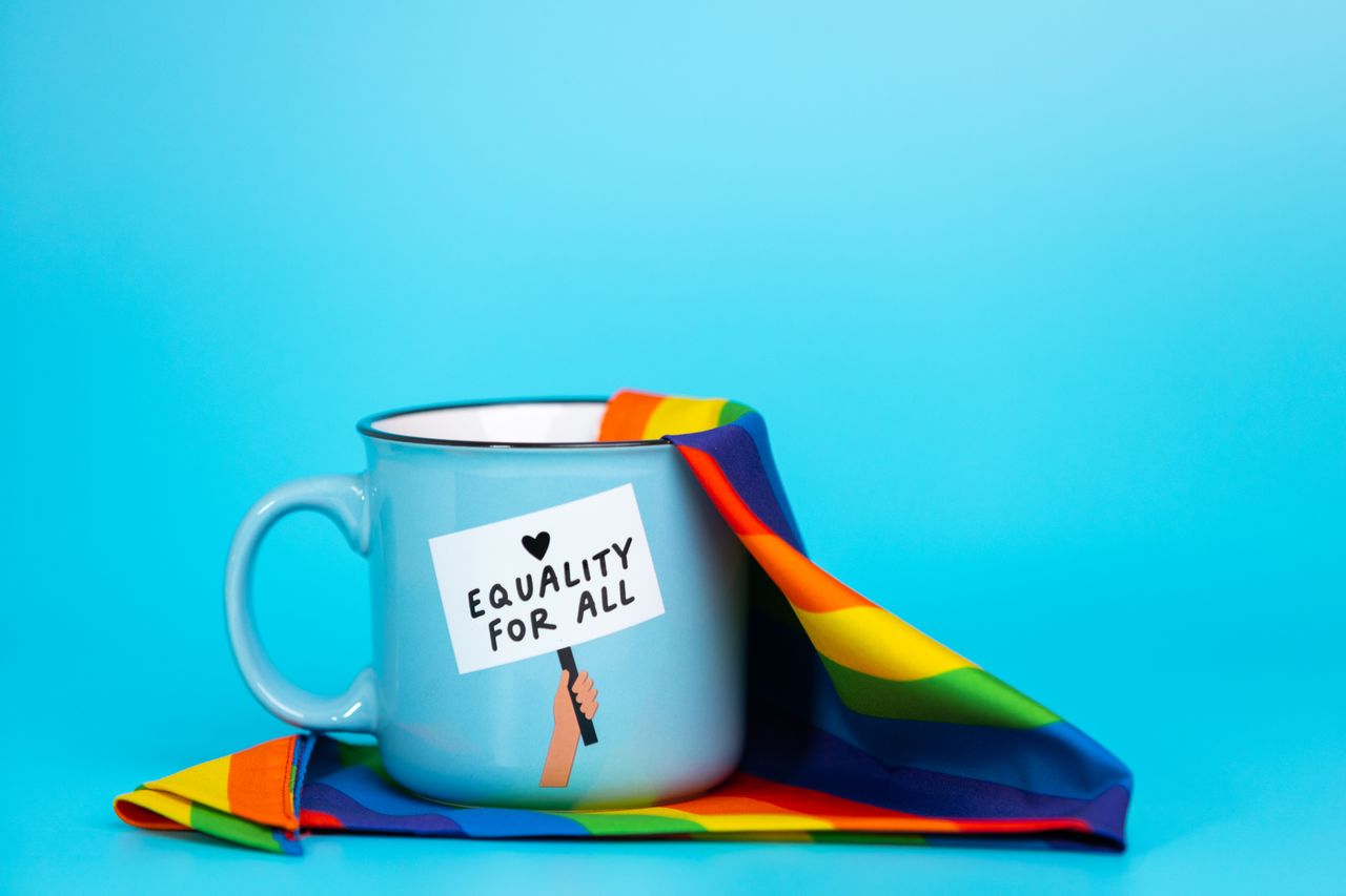 Bild på en mugg som det står "Equality for all" på.
