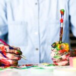 Konstnär i arbete till vernissage - "Långtifrån var det en ö"