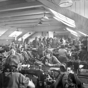 Sömmerskor i arbete på AB Uppsala Kappfabrik, Dalgatan 15, Uppsala 1935