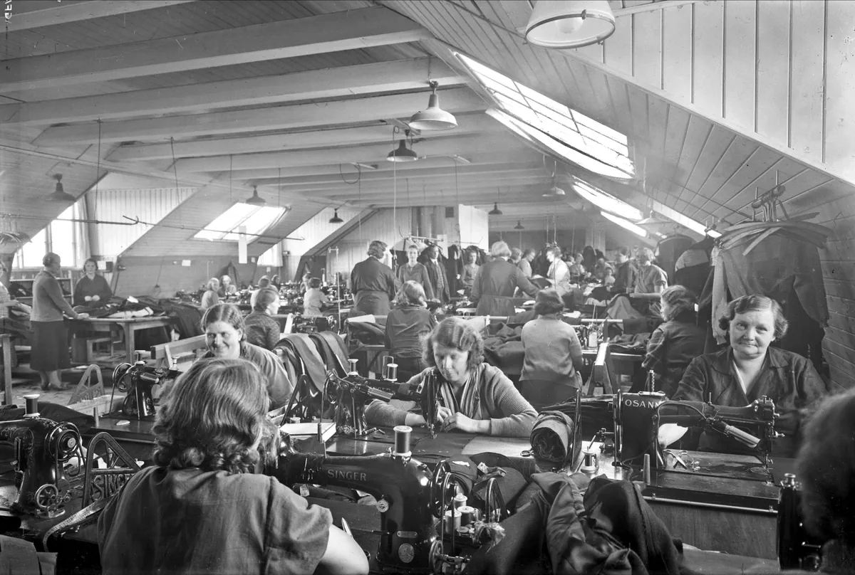 Sömmerskor i arbete på AB Uppsala Kappfabrik, Dalgatan 15, Uppsala 1935