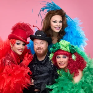 Författaren Petter Wallenberg tillsammans med tre dragqueens