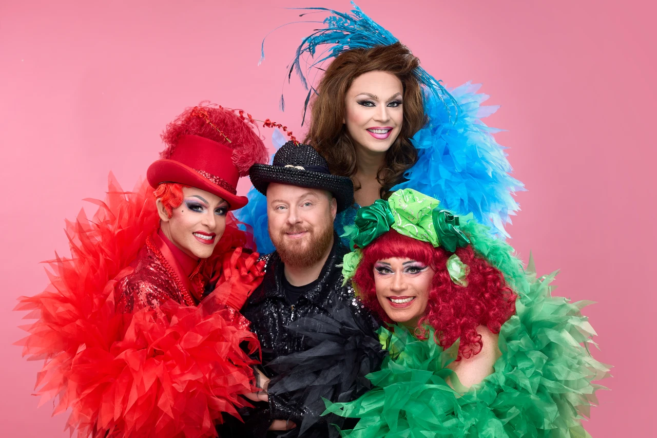 Författaren Petter Wallenberg tillsammans med tre dragqueens