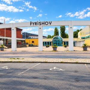Fyrishovs stora framsideentre.