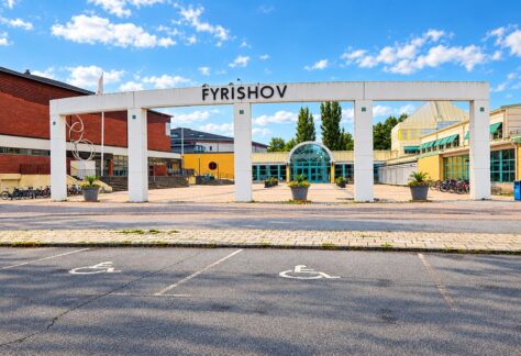 Fyrishovs stora framsideentre.