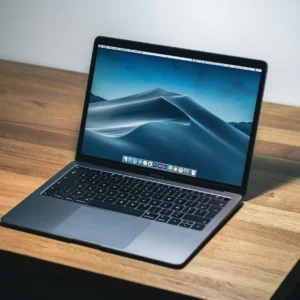 öppen laptop på bord
