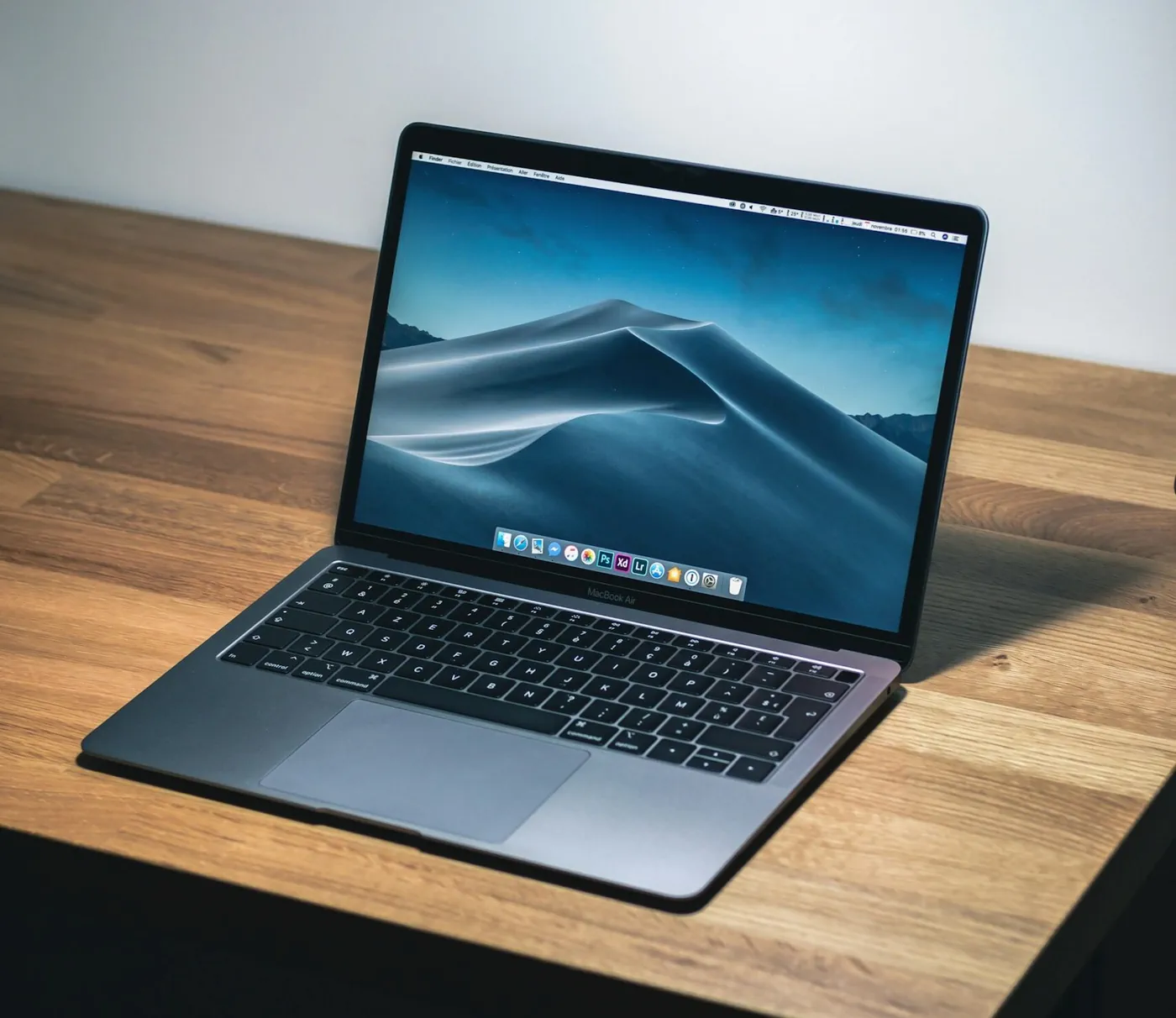 öppen laptop på bord