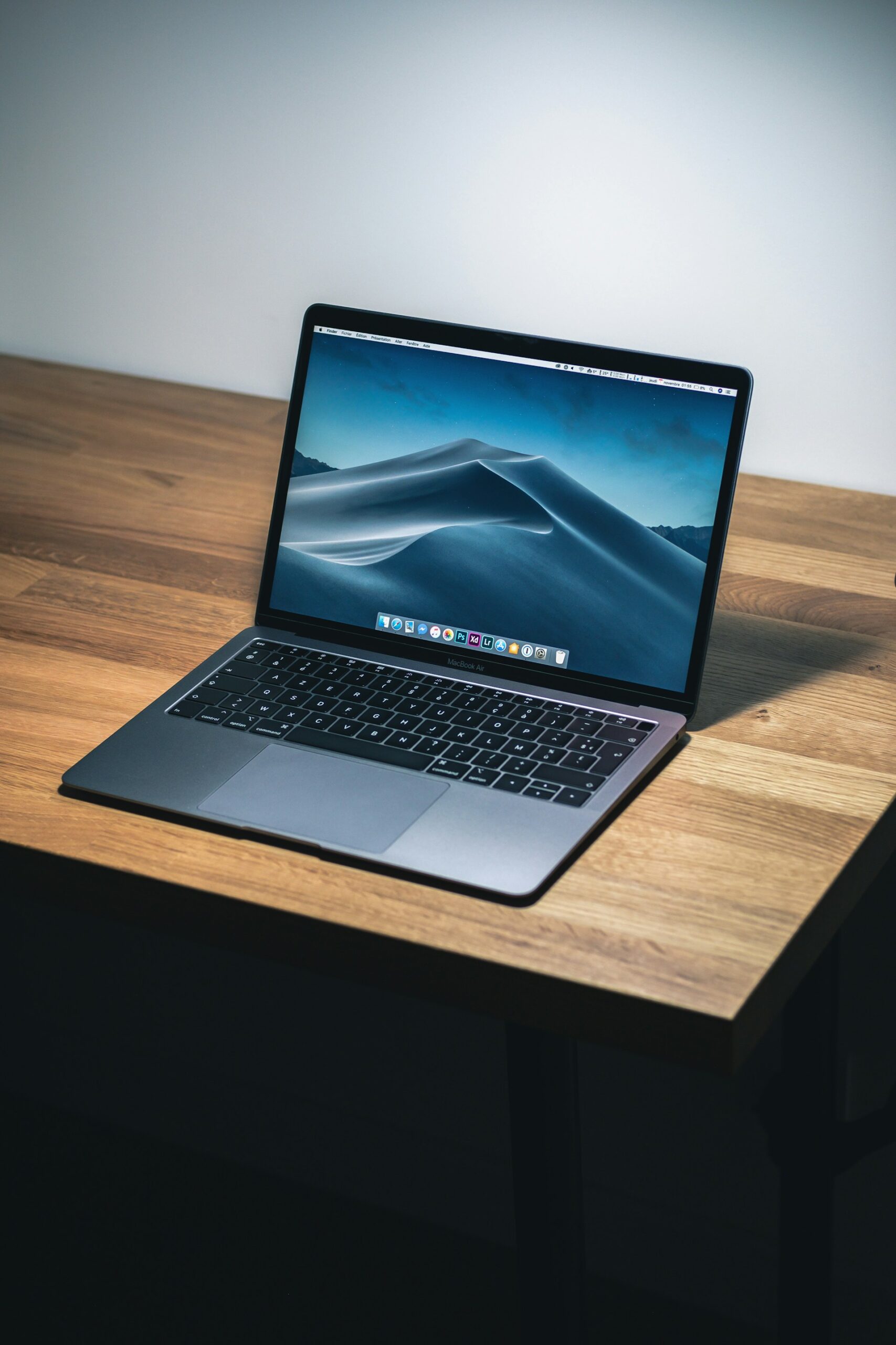 öppen laptop på bord