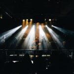 Konsert, scen med vita spotlights