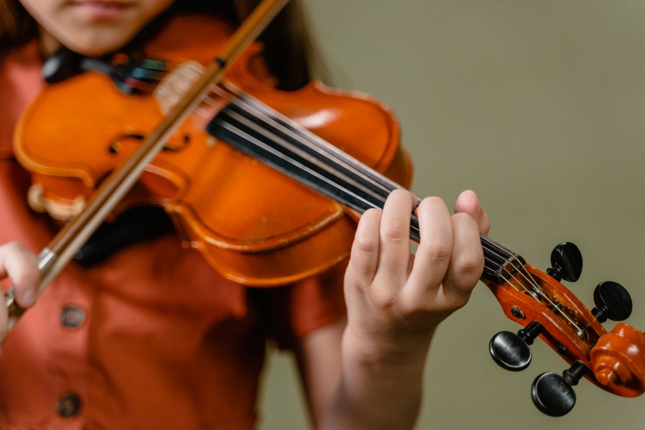 Bild på en person som spelar violin.