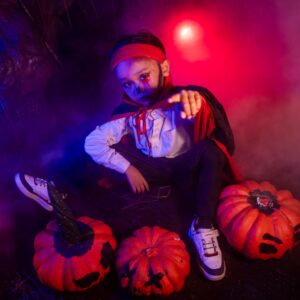 Pojke i halloweenutklädsel.