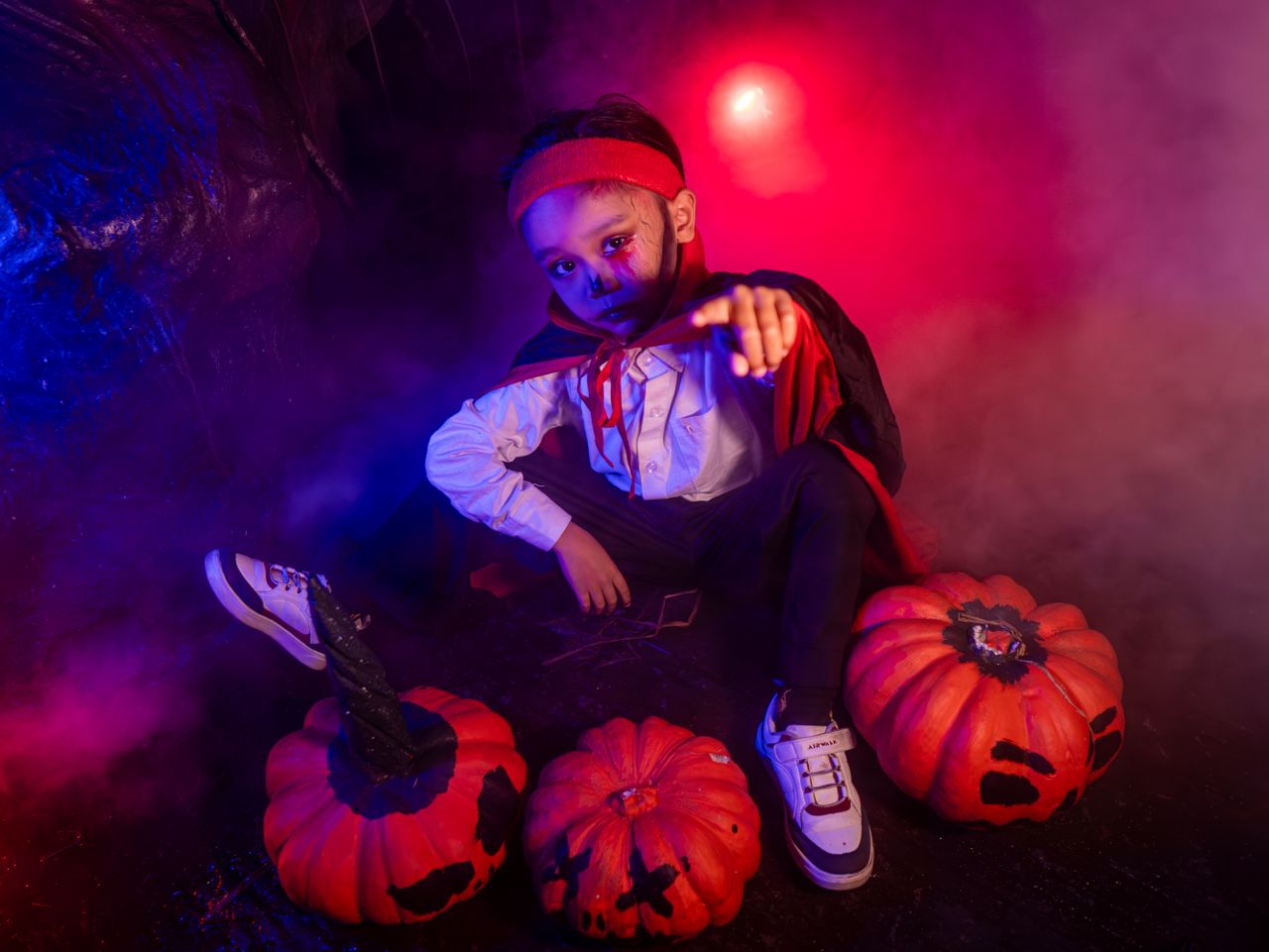Pojke i halloweenutklädsel.