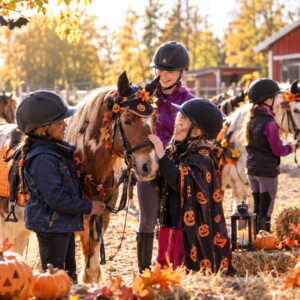 En höstlig halloweenbild utanför en ridskola som har öppet hus