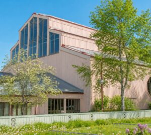 Gottsunda kyrka på försommaren