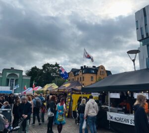 Internationell matmarknad på Vaksala torg