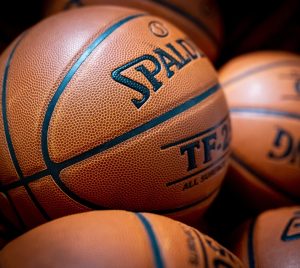 Bild på en massa basketbollar.