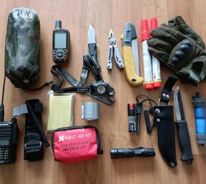 Foto av knivar, mobiltelefon, första hjälpen-kit etc som kan behövas vid krisberedskap.