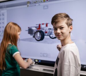 En pojke och flicka i tolvårsåldern som samarbetar