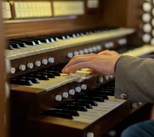 En person som spelar på en orgel/piano.